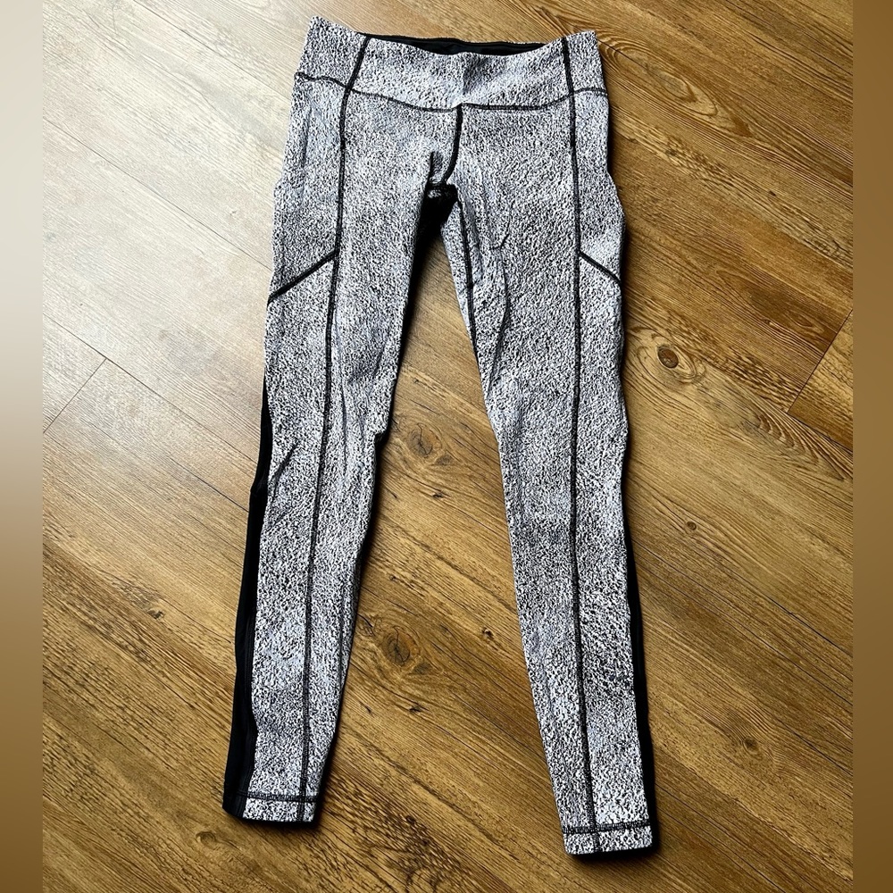 Lululemon Speed Tight V
Power Luxtreme Spray Jacquard White Black / Black